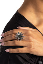 Load image into Gallery viewer, Paparazzi Sunflower Season - Green Ring
